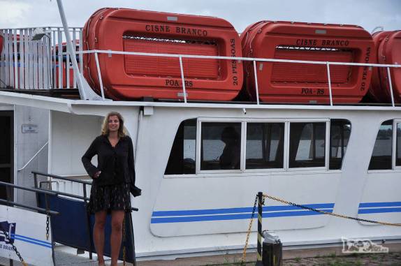 Entrando no barco Cisne Negro para uma volta no lago Guaíba, em Porto Alegre, a capital do Rio Grande do Sul
